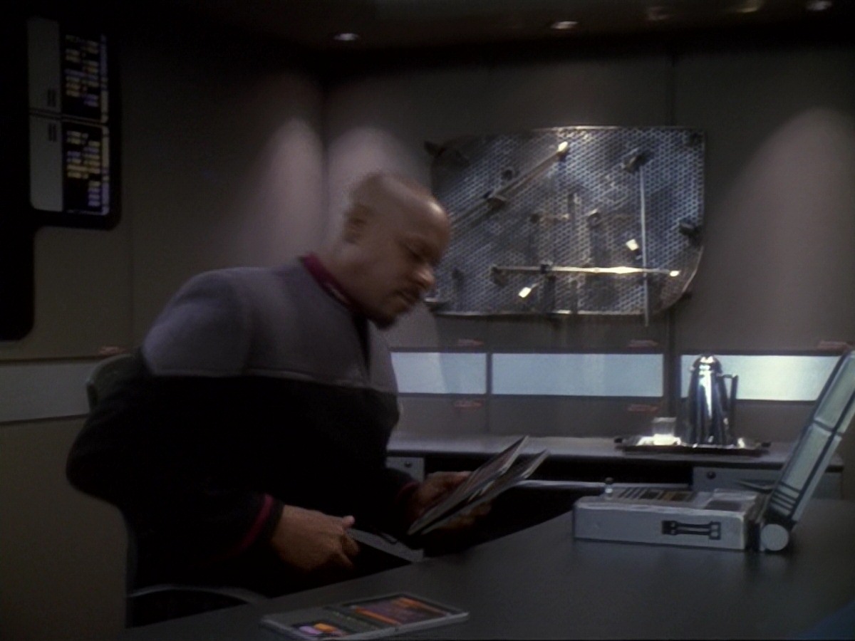 extant_StarTrek_DS9_6x25-TheSoundOfHerVoice_1386.jpg