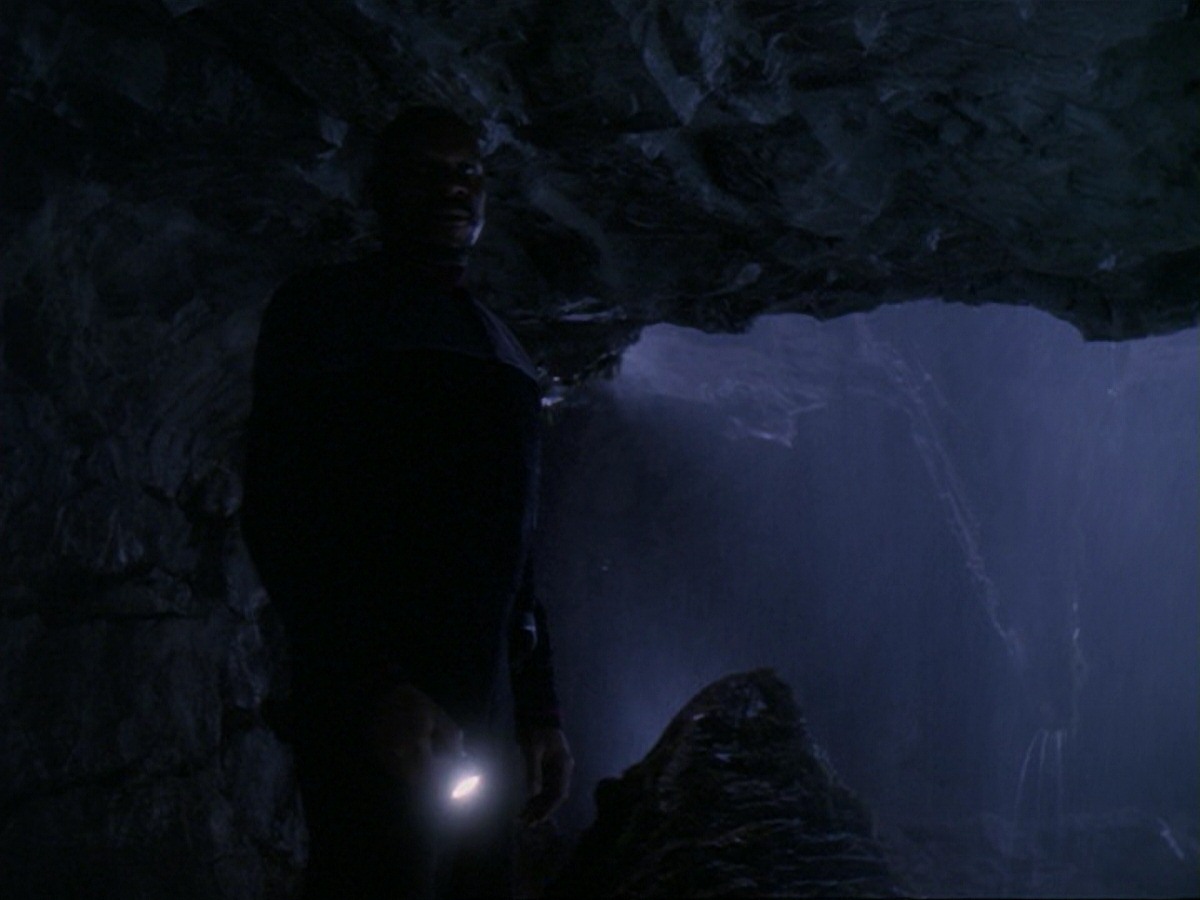 extant_StarTrek_DS9_6x25-TheSoundOfHerVoice_3445.jpg