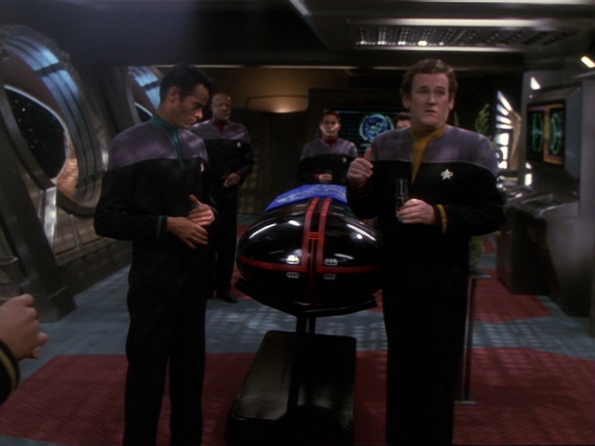 extant_StarTrek_DS9_6x25-TheSoundOfHerVoice_3683.jpg