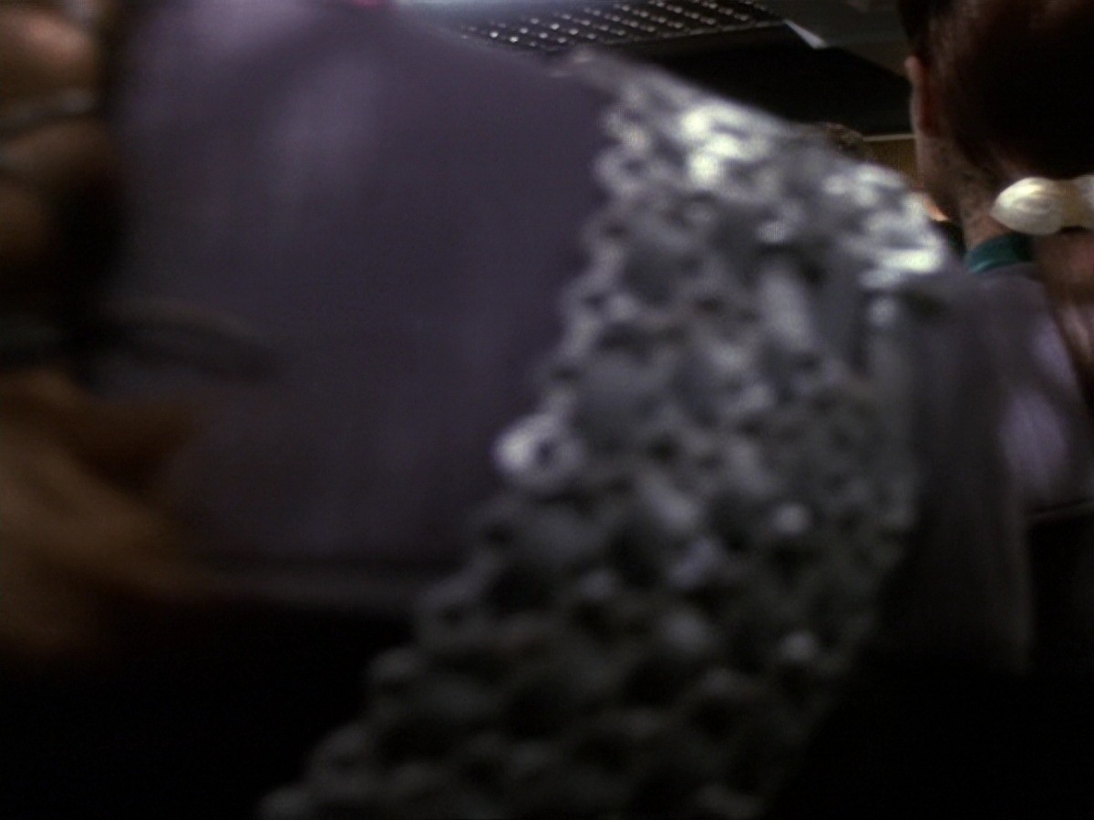 extant_StarTrek_DS9_6x25-TheSoundOfHerVoice_3689.jpg