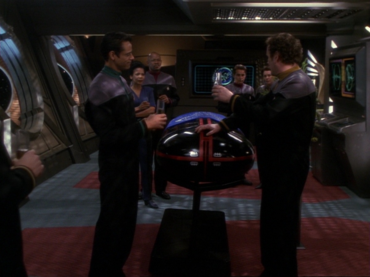 extant_StarTrek_DS9_6x25-TheSoundOfHerVoice_3740.jpg