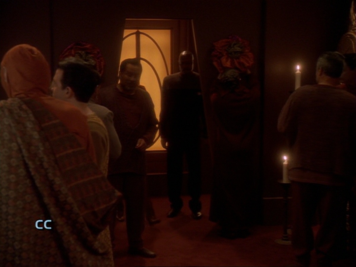 extant_StarTrek_DS9_6x26-TearsOfTheProphets_0004.jpg