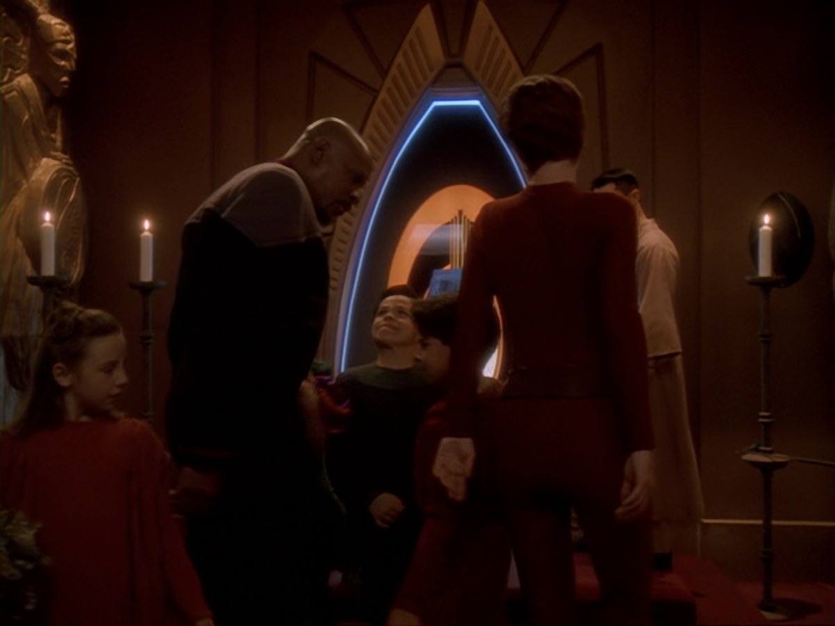 extant_StarTrek_DS9_6x26-TearsOfTheProphets_0015.jpg