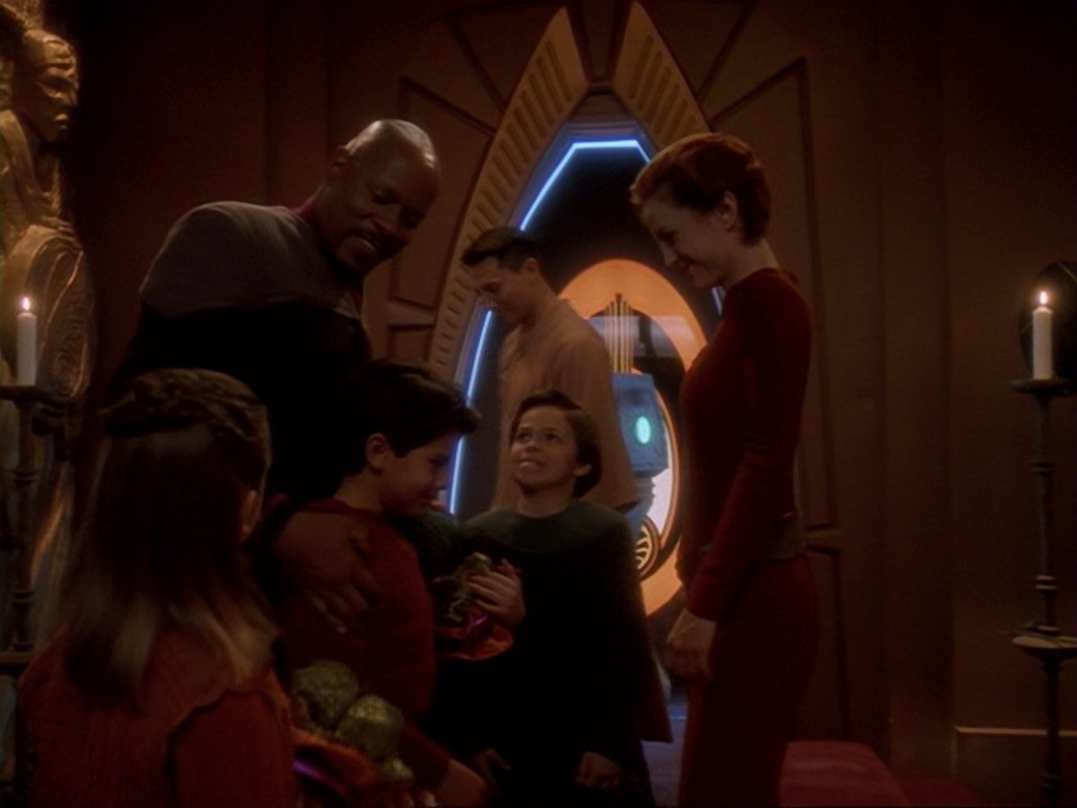 extant_StarTrek_DS9_6x26-TearsOfTheProphets_0018.jpg