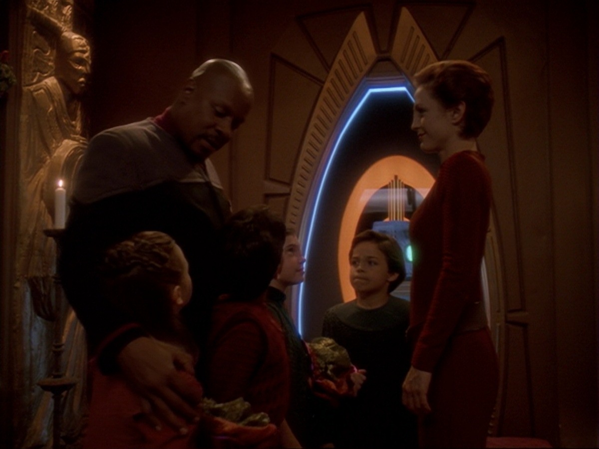 extant_StarTrek_DS9_6x26-TearsOfTheProphets_0022.jpg