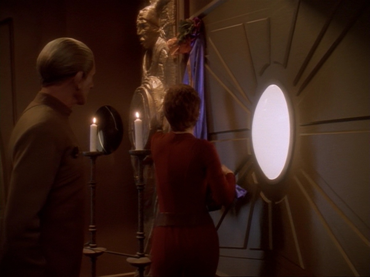 extant_StarTrek_DS9_6x26-TearsOfTheProphets_0072.jpg