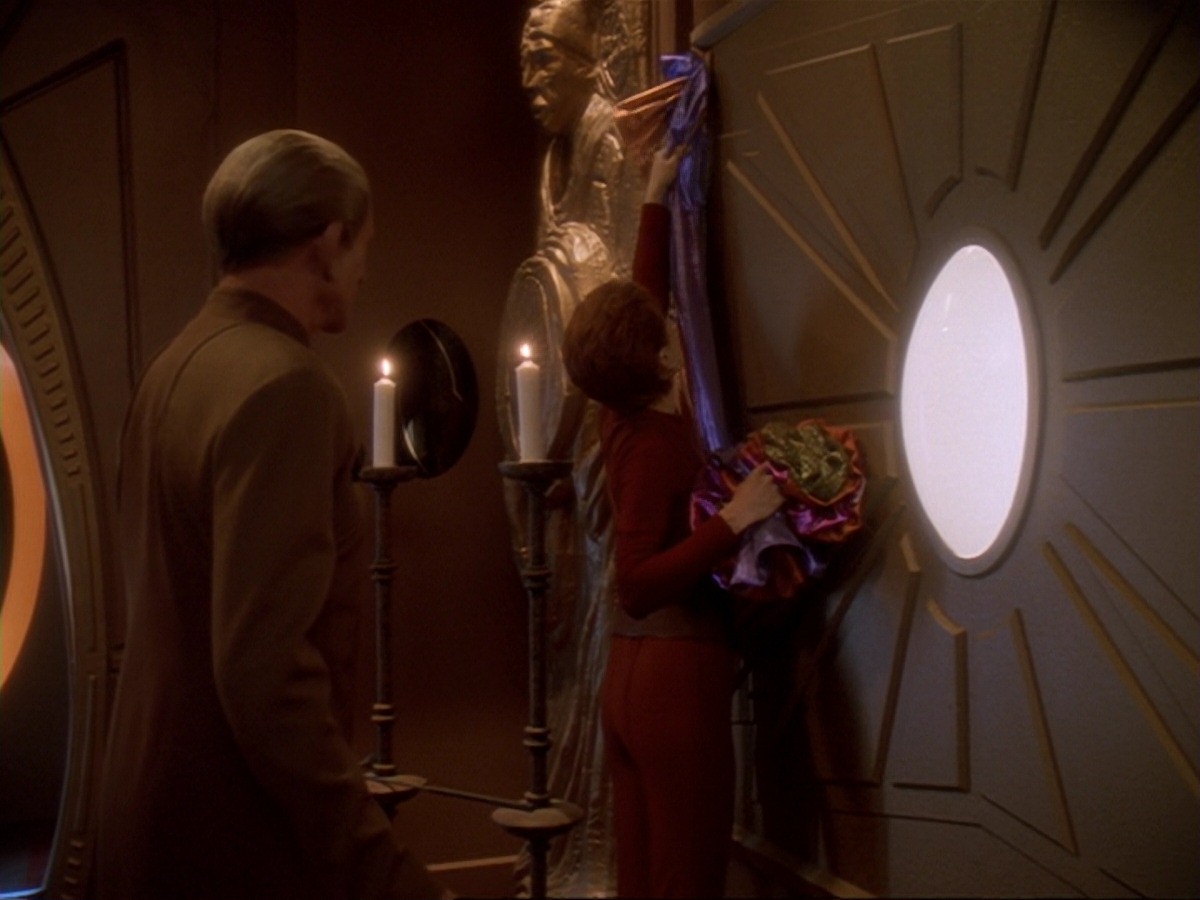 extant_StarTrek_DS9_6x26-TearsOfTheProphets_0077.jpg