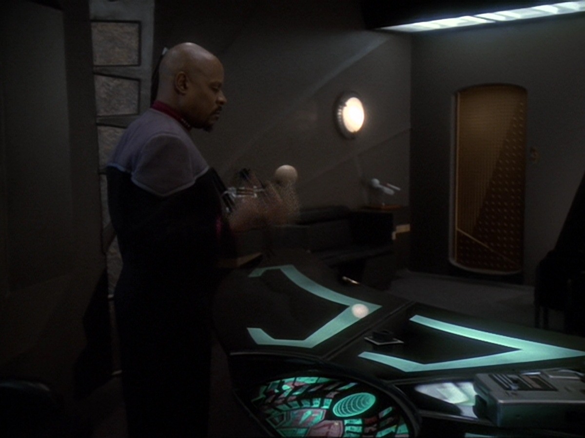 extant_StarTrek_DS9_6x26-TearsOfTheProphets_0538.jpg