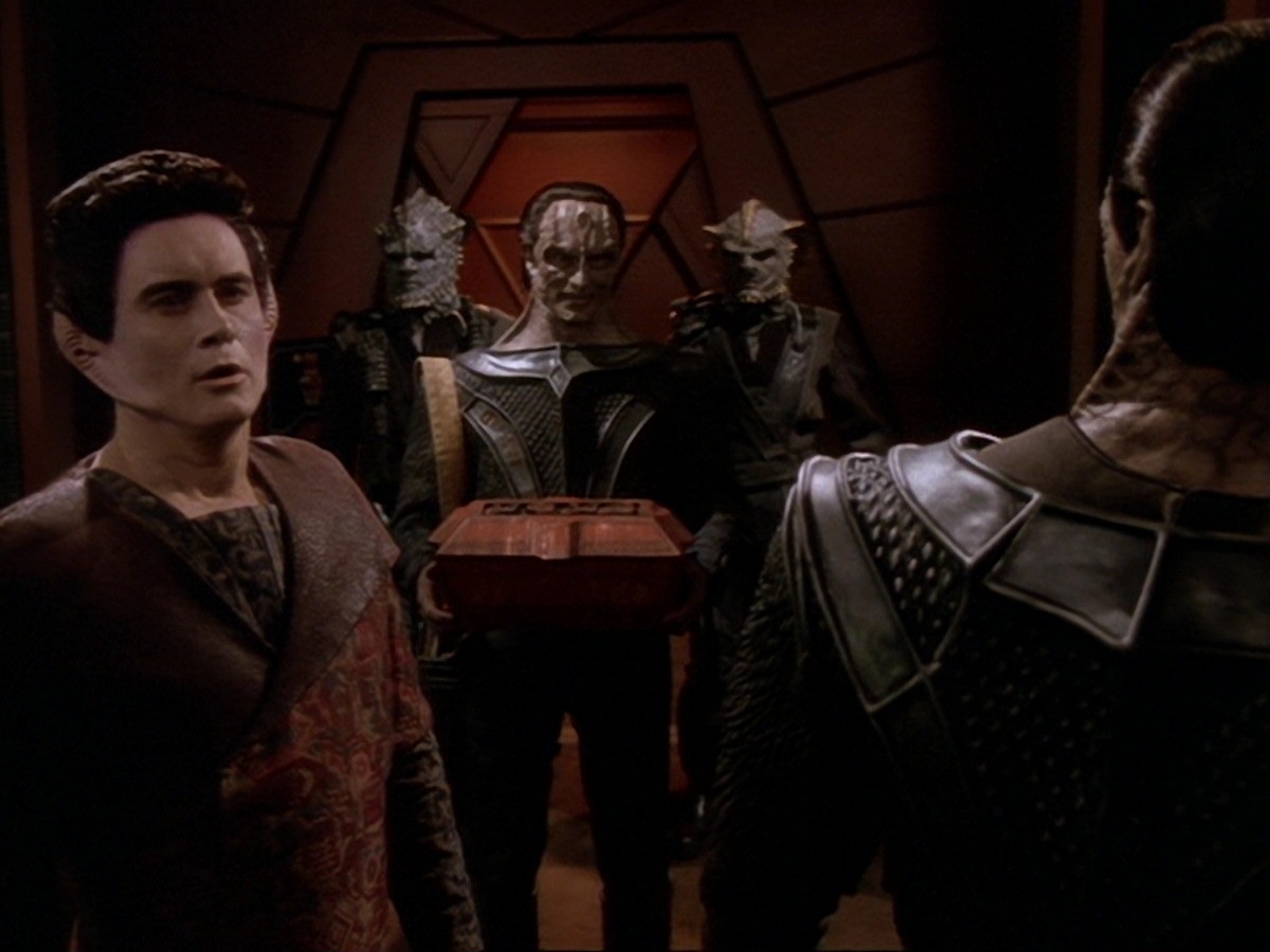 extant_StarTrek_DS9_6x26-TearsOfTheProphets_1779.jpg