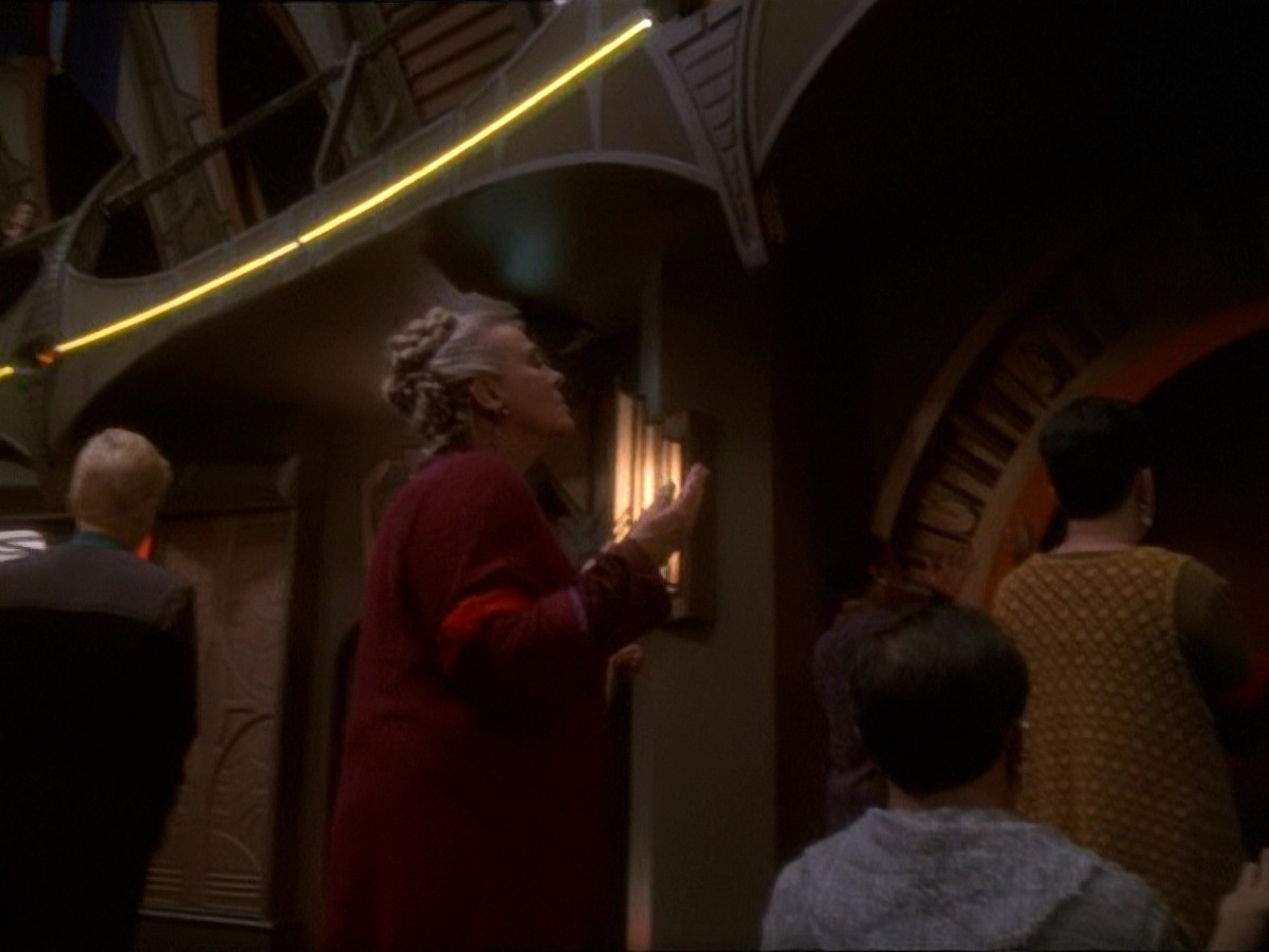 extant_StarTrek_DS9_7x01-ImageInTheSand_0160.jpg