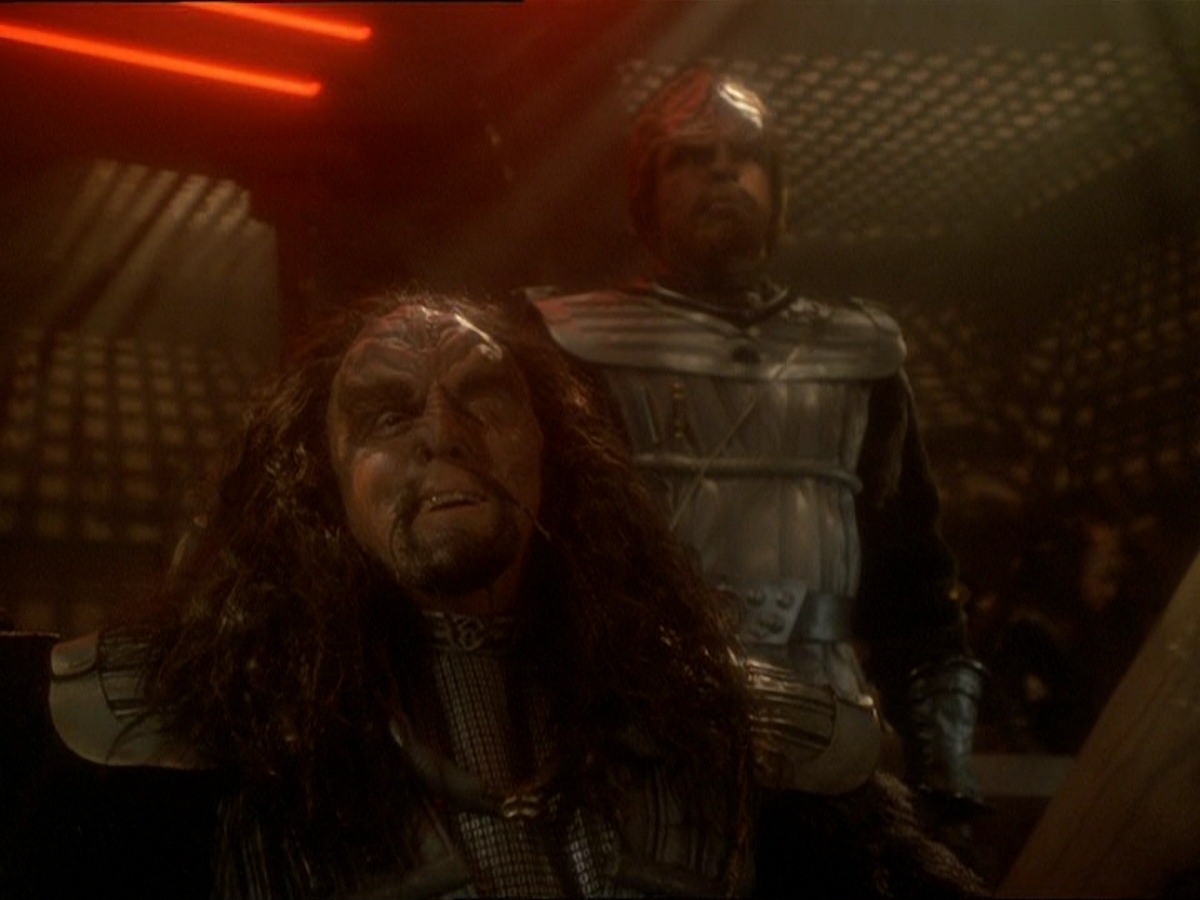 extant_StarTrek_DS9_7x02-ShadowsAndSymbols_2345.jpg