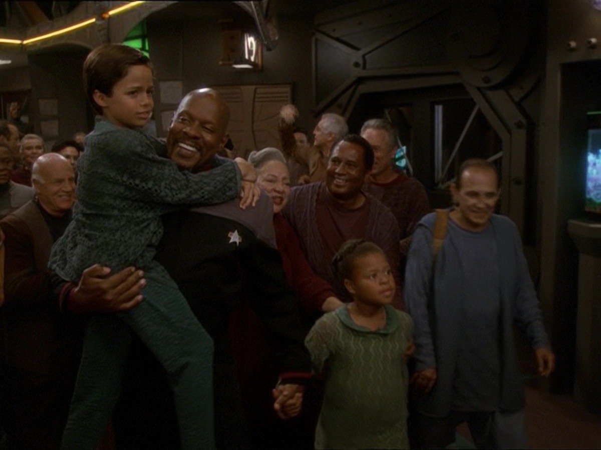 extant_StarTrek_DS9_7x02-ShadowsAndSymbols_3684.jpg