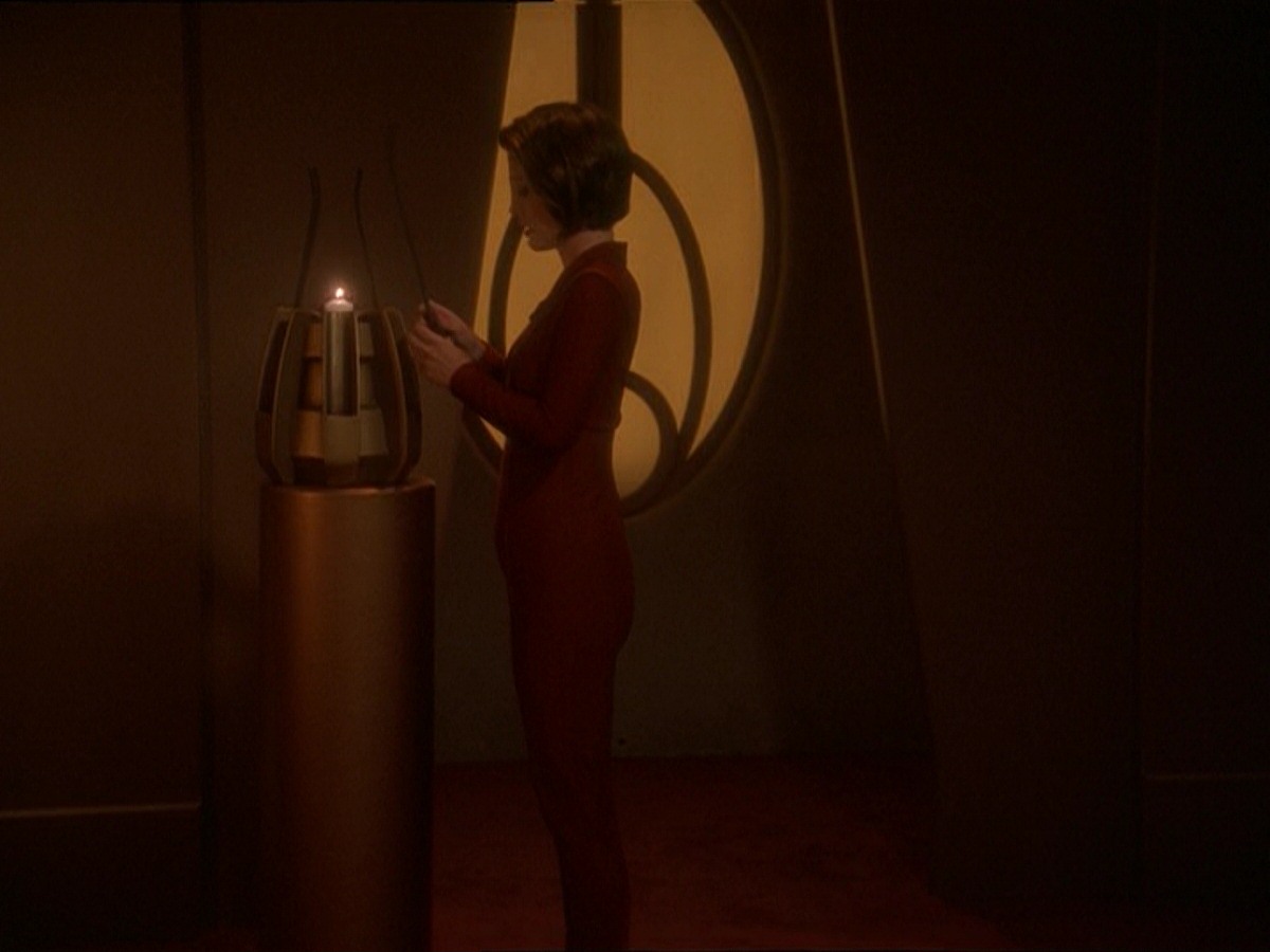 extant_StarTrek_DS9_7x03-Afterimage_0135.jpg
