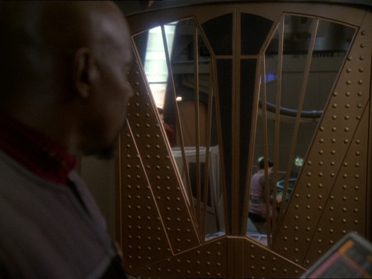 extant_StarTrek_DS9_7x03-Afterimage_0560.jpg