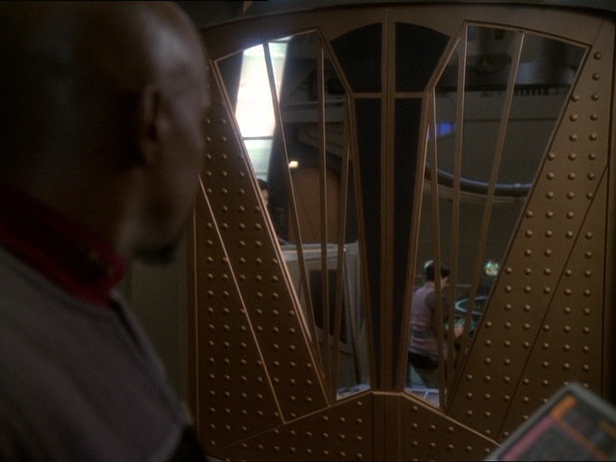 extant_StarTrek_DS9_7x03-Afterimage_0561.jpg