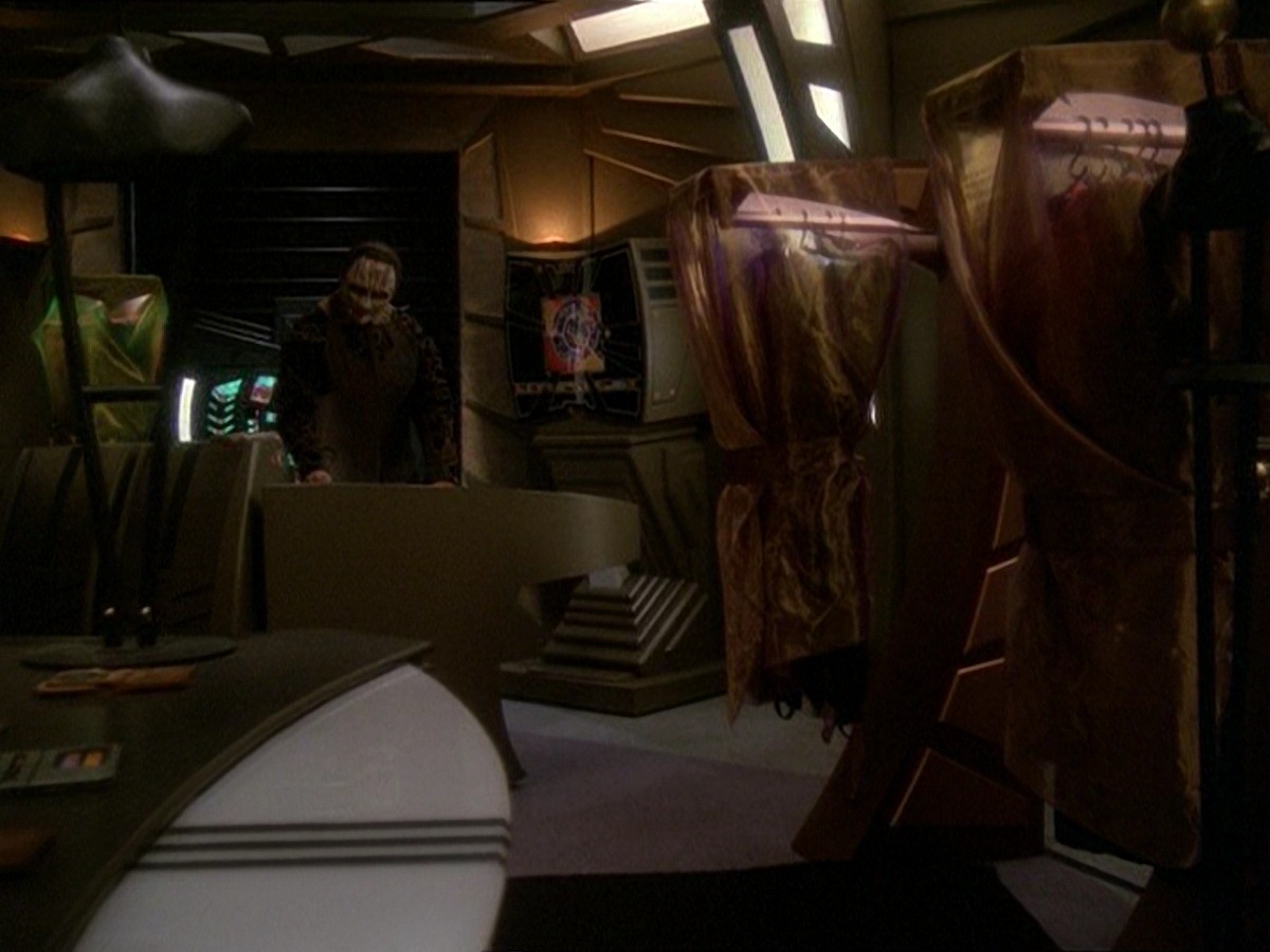 extant_StarTrek_DS9_7x03-Afterimage_0842.jpg