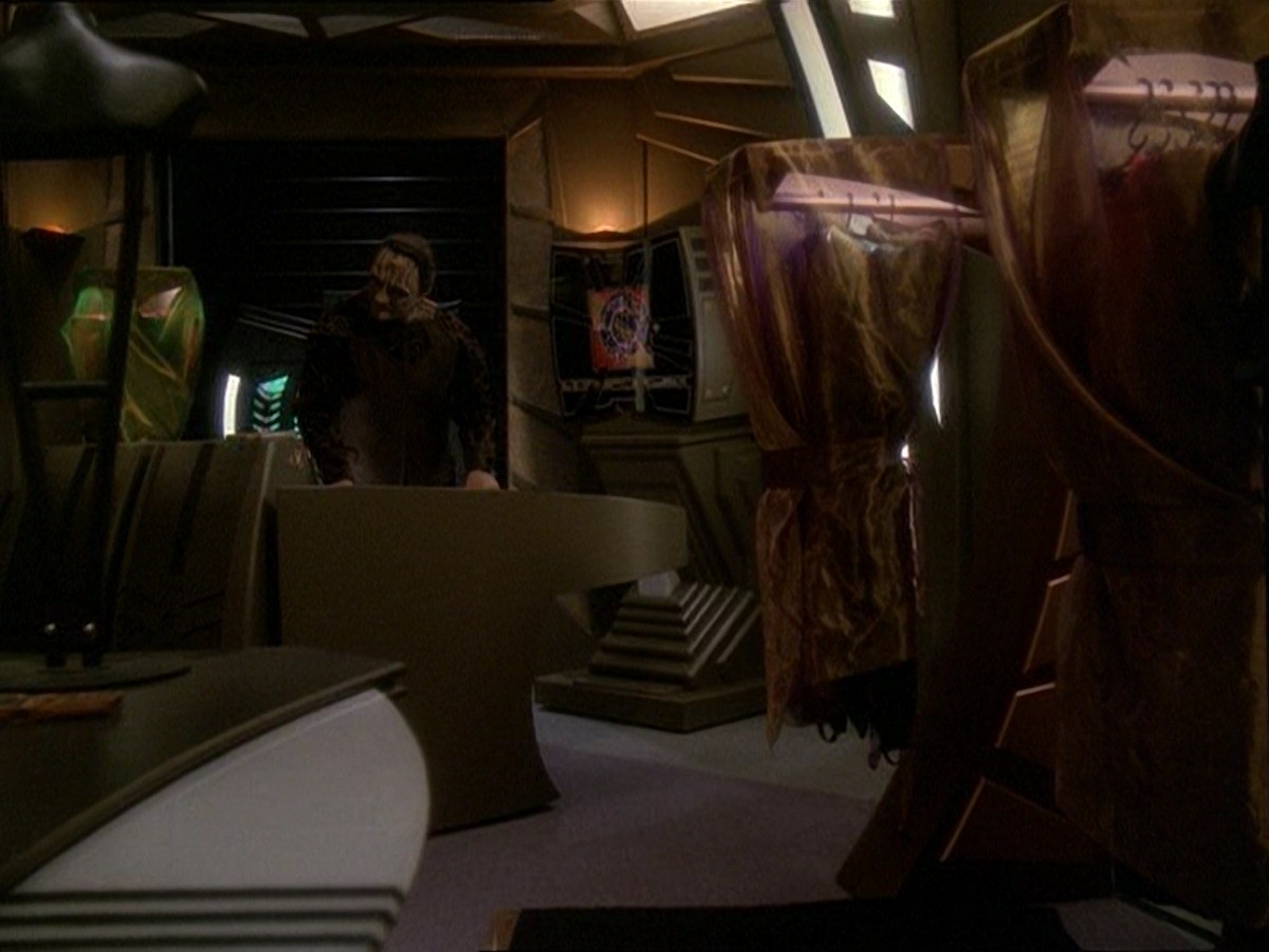 extant_StarTrek_DS9_7x03-Afterimage_0844.jpg
