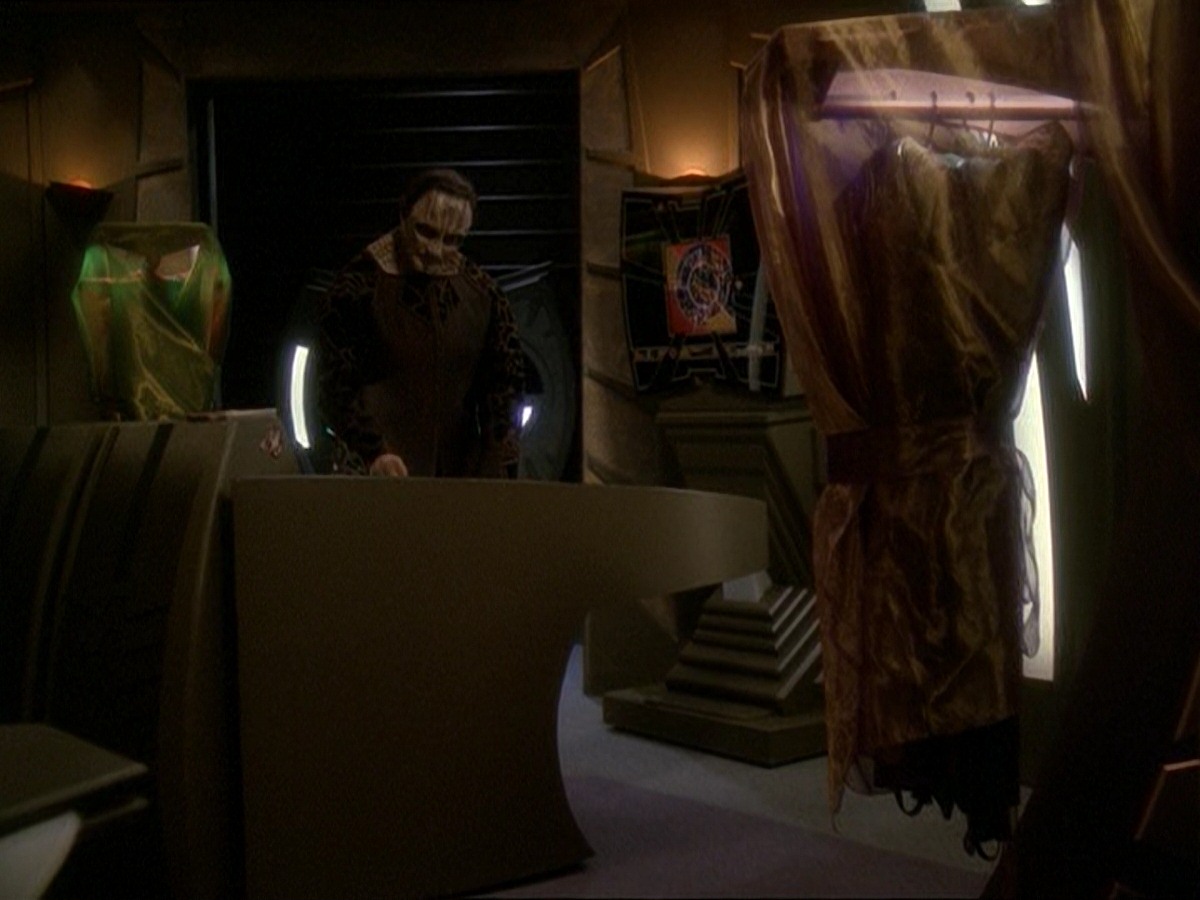 extant_StarTrek_DS9_7x03-Afterimage_0851.jpg