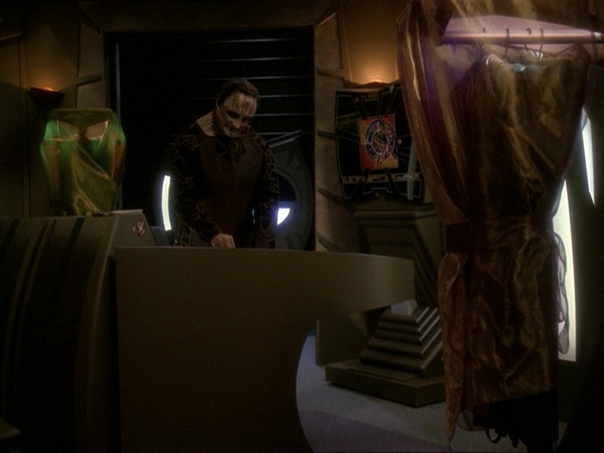 extant_StarTrek_DS9_7x03-Afterimage_0853.jpg