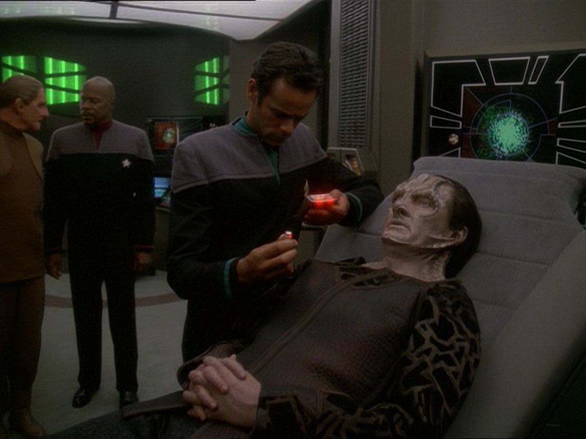 extant_StarTrek_DS9_7x03-Afterimage_0936.jpg