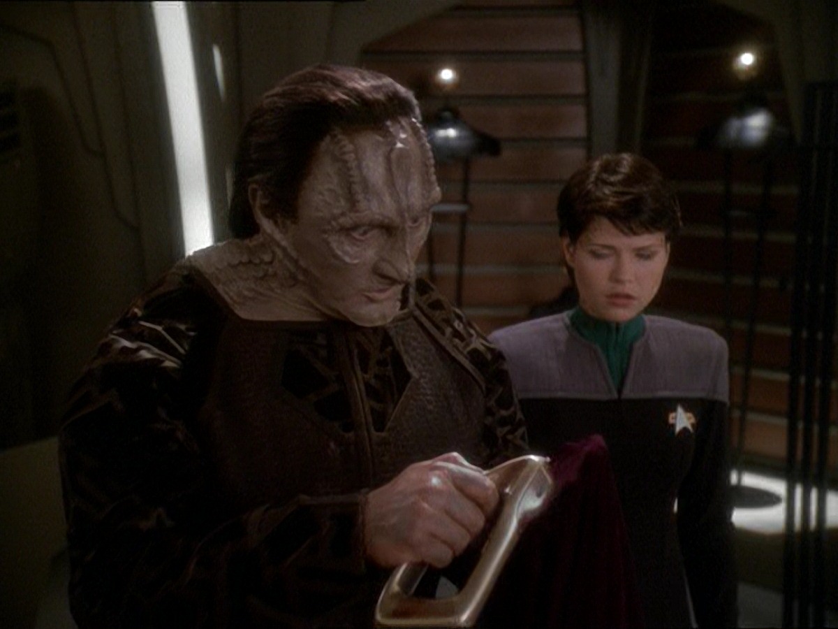 extant_StarTrek_DS9_7x03-Afterimage_1559.jpg