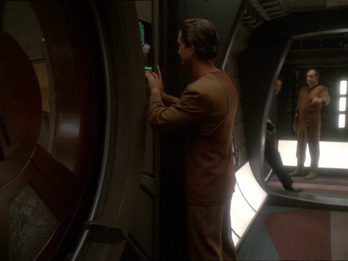 extant_StarTrek_DS9_7x03-Afterimage_2110.jpg