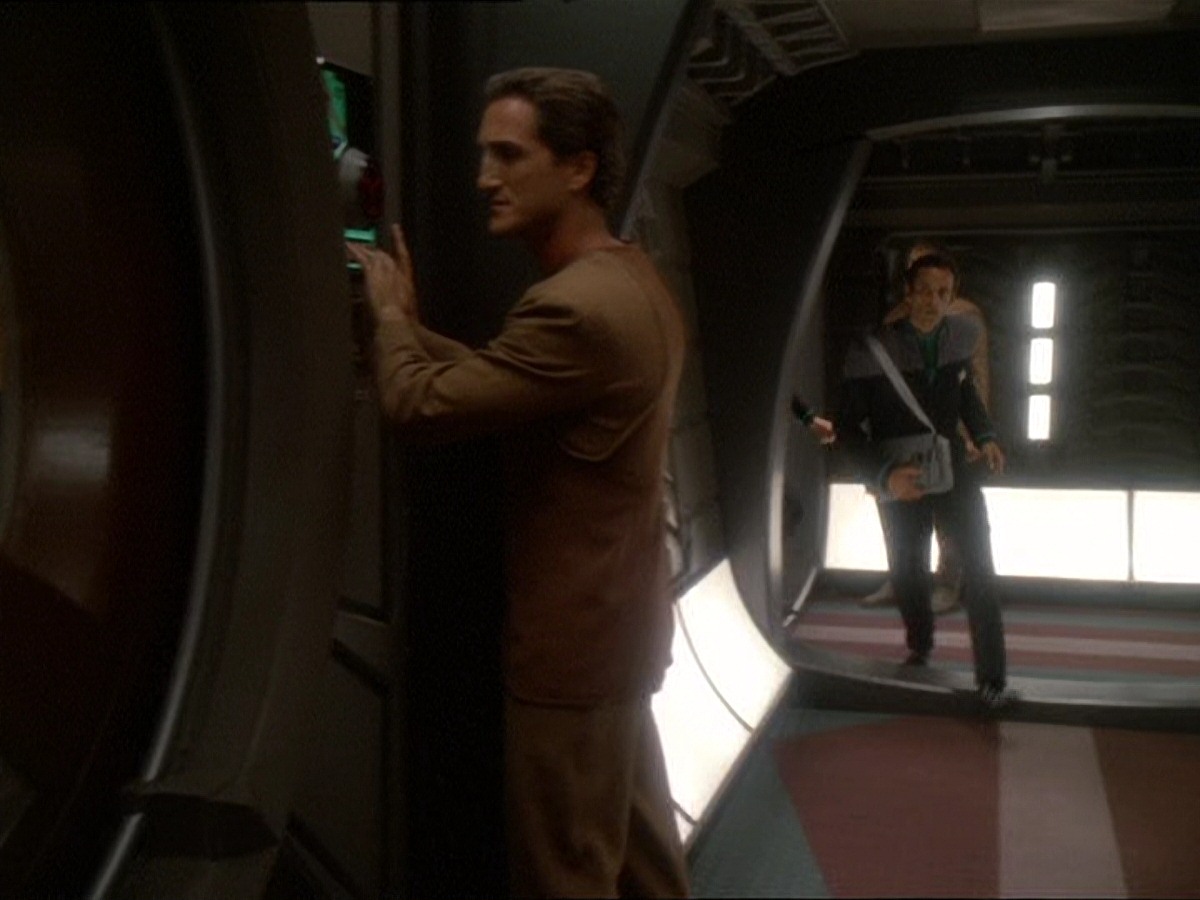 extant_StarTrek_DS9_7x03-Afterimage_2111.jpg