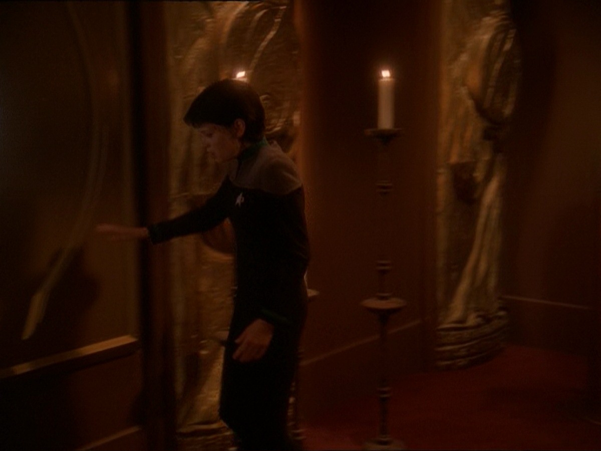 extant_StarTrek_DS9_7x03-Afterimage_2622.jpg