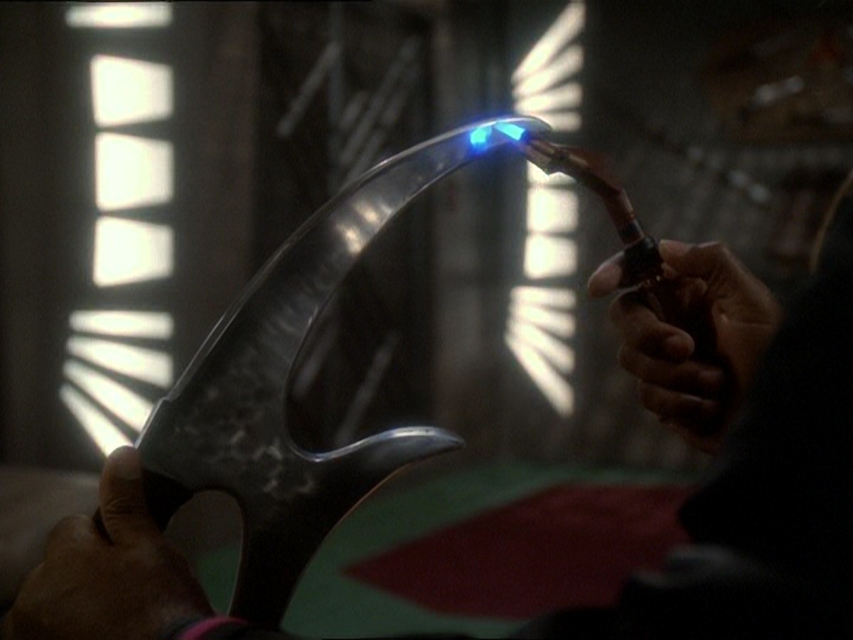 extant_StarTrek_DS9_7x03-Afterimage_2842.jpg