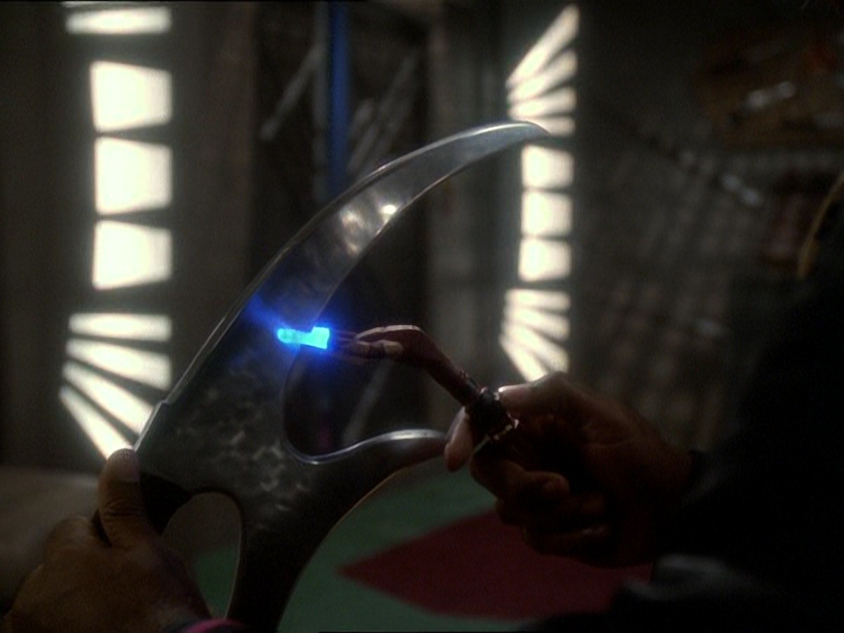 extant_StarTrek_DS9_7x03-Afterimage_2845.jpg