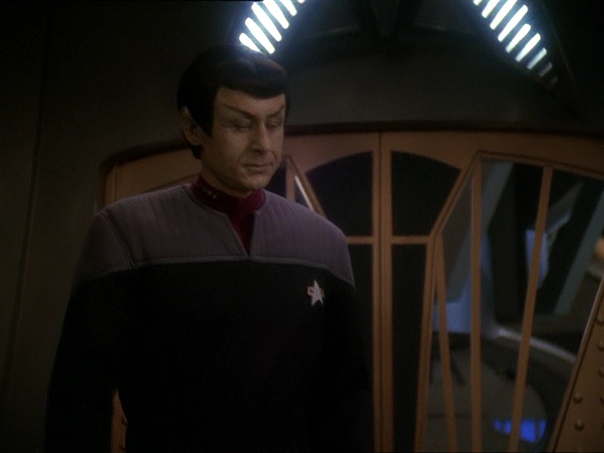 extant_StarTrek_DS9_7x04-TakeMeOutToTheHolosuite_0041.jpg