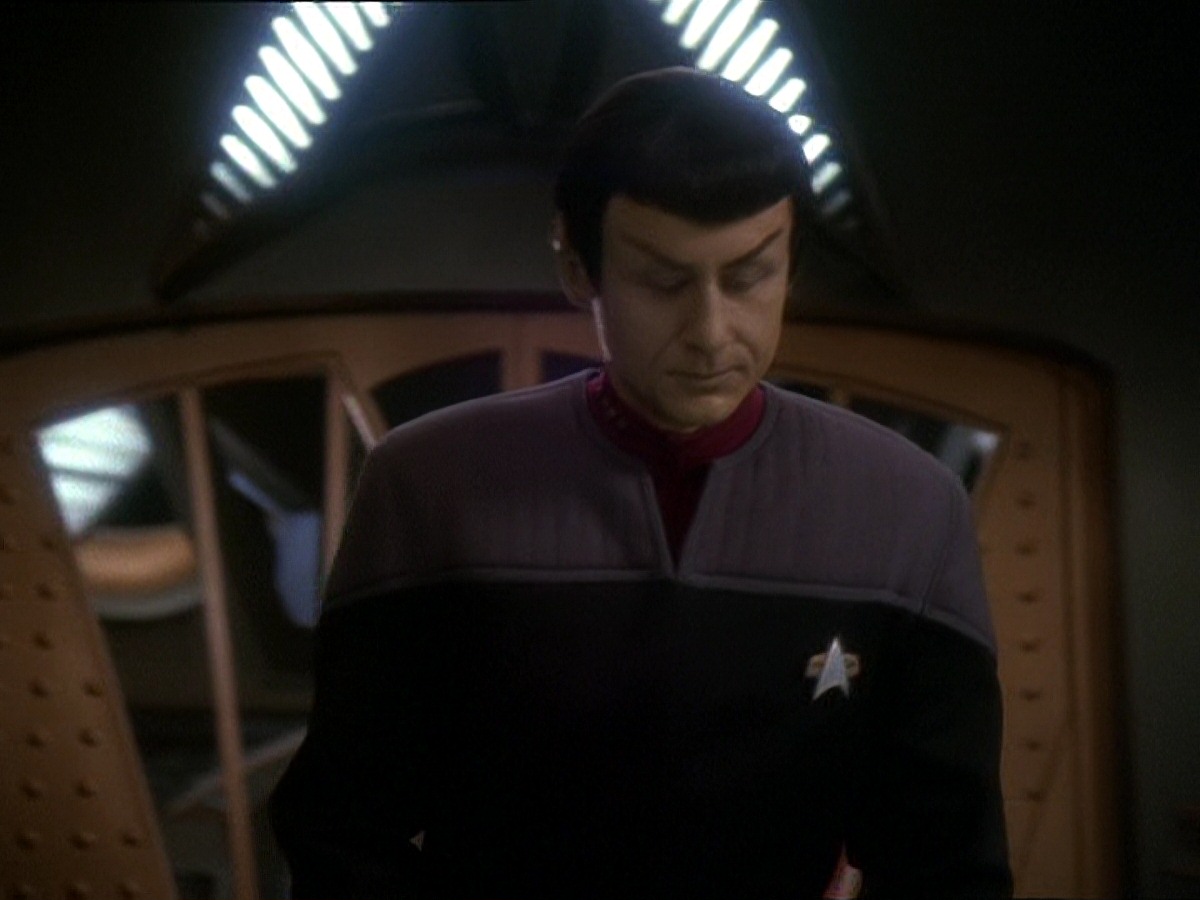 extant_StarTrek_DS9_7x04-TakeMeOutToTheHolosuite_0042.jpg