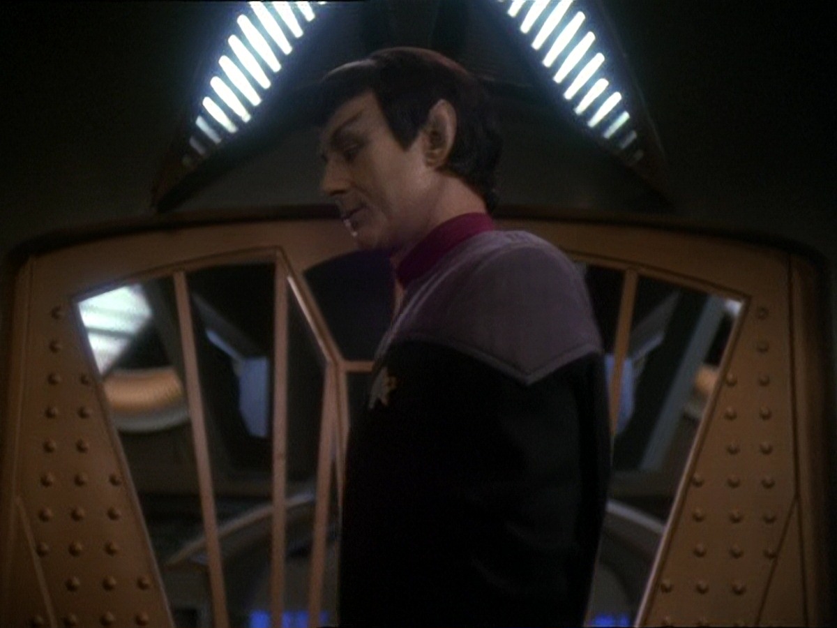 extant_StarTrek_DS9_7x04-TakeMeOutToTheHolosuite_0178.jpg
