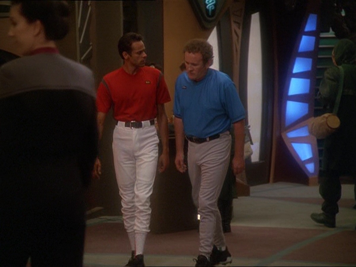 extant_StarTrek_DS9_7x04-TakeMeOutToTheHolosuite_1677.jpg