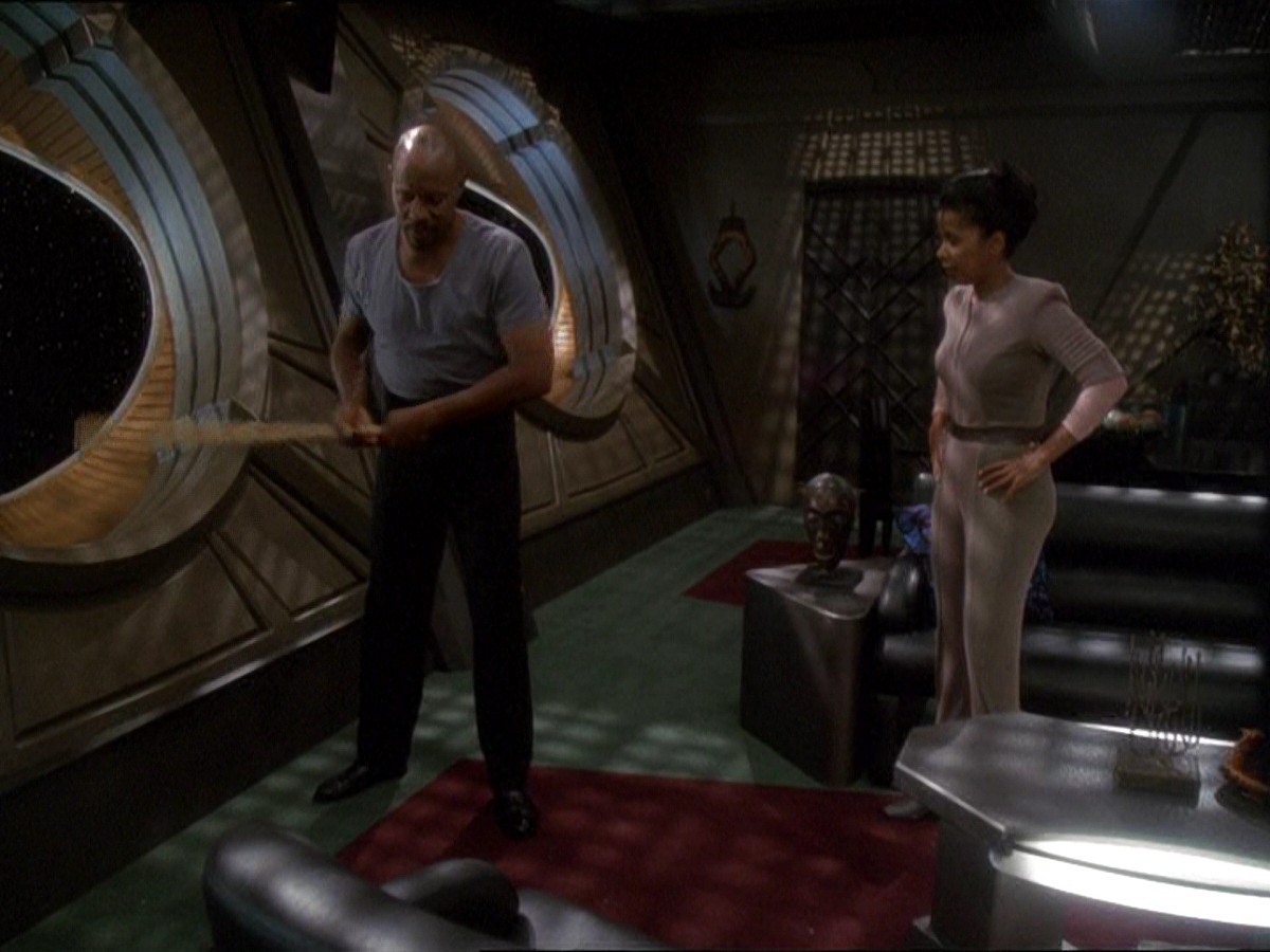 extant_StarTrek_DS9_7x04-TakeMeOutToTheHolosuite_1848.jpg