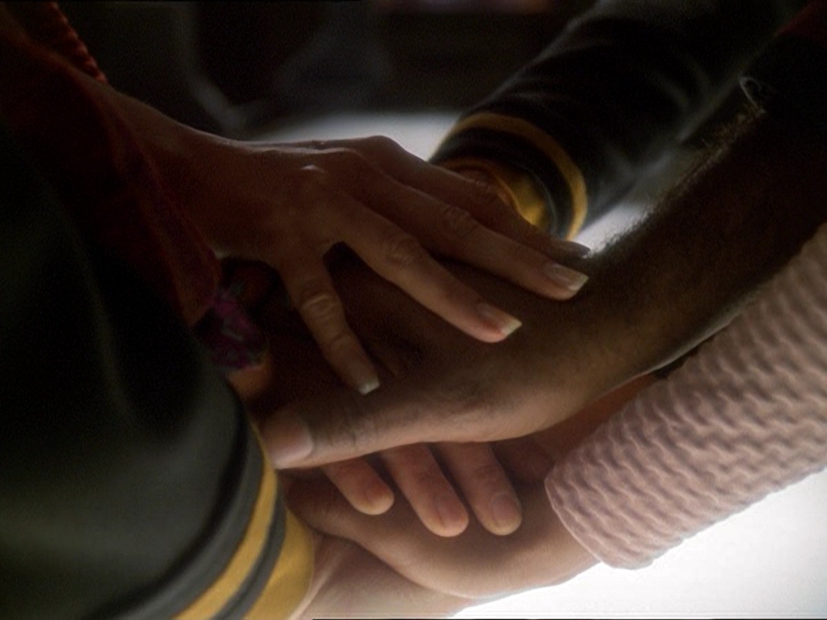 extant_StarTrek_DS9_7x04-TakeMeOutToTheHolosuite_2263.jpg