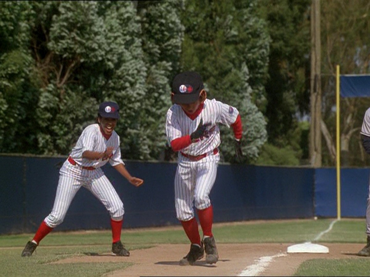 extant_StarTrek_DS9_7x04-TakeMeOutToTheHolosuite_3407.jpg