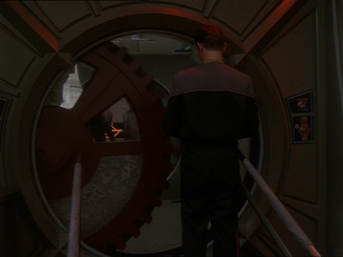 extant_StarTrek_DS9_7x10-ItsOnlyAPaperMoon_0082.jpg