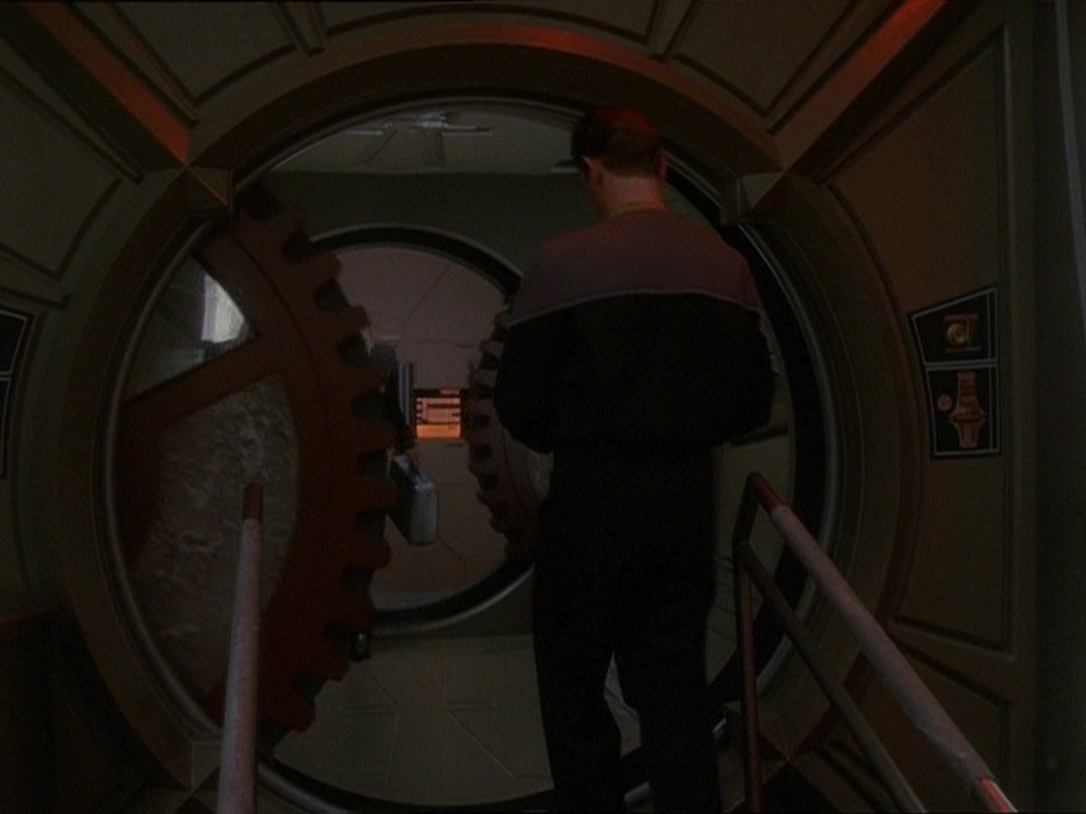 extant_StarTrek_DS9_7x10-ItsOnlyAPaperMoon_0083.jpg