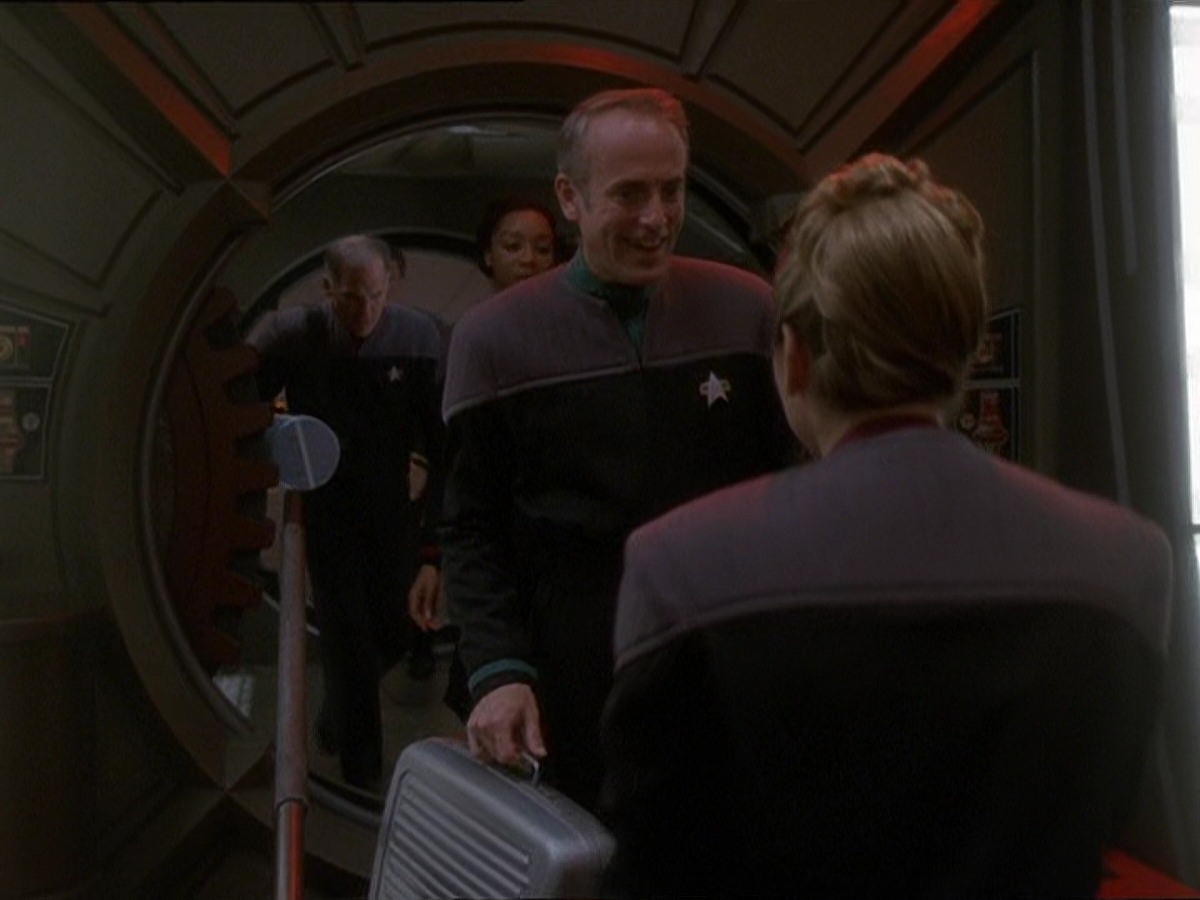 extant_StarTrek_DS9_7x10-ItsOnlyAPaperMoon_0089.jpg