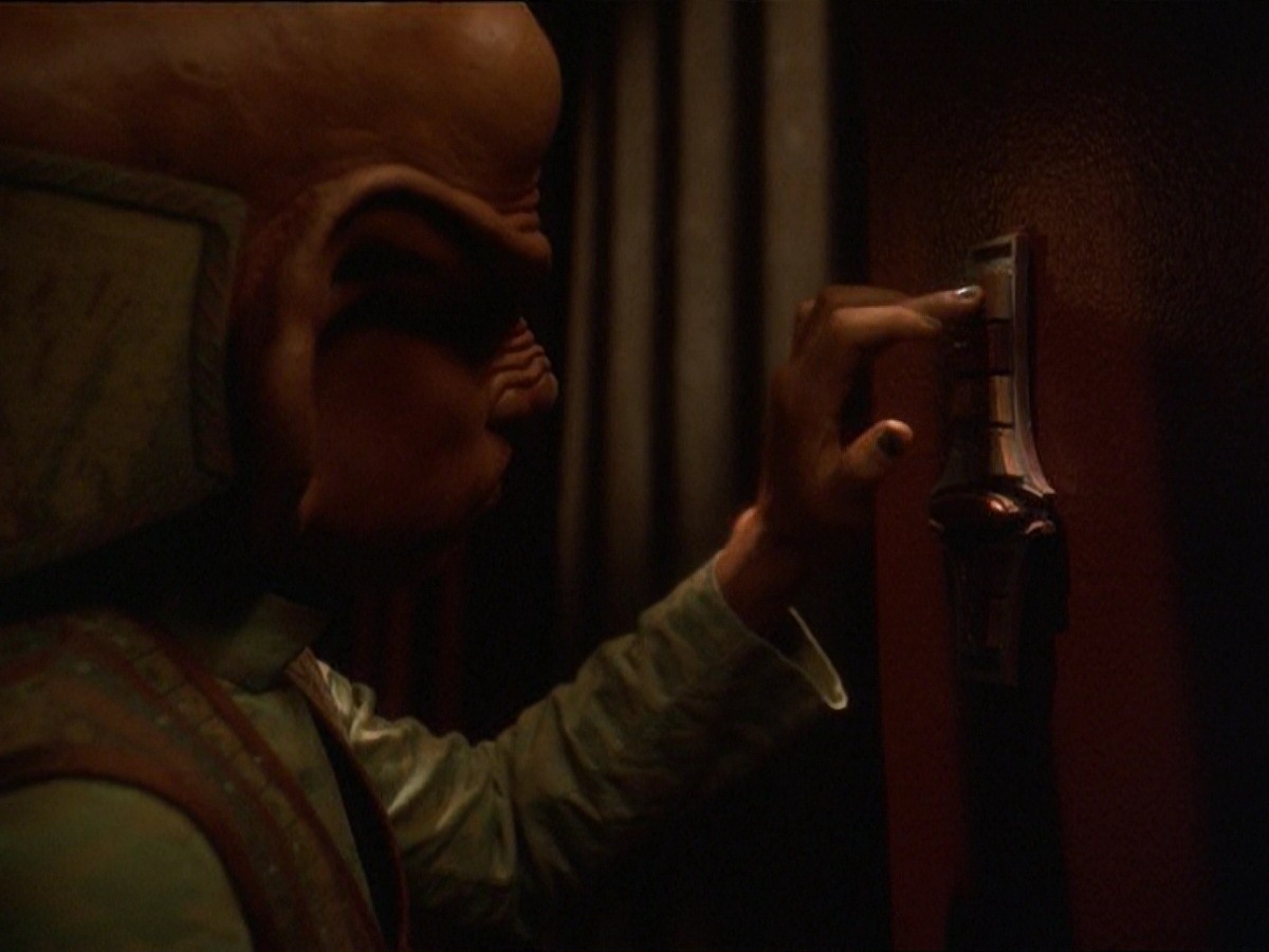 extant_StarTrek_DS9_7x10-ItsOnlyAPaperMoon_0911.jpg