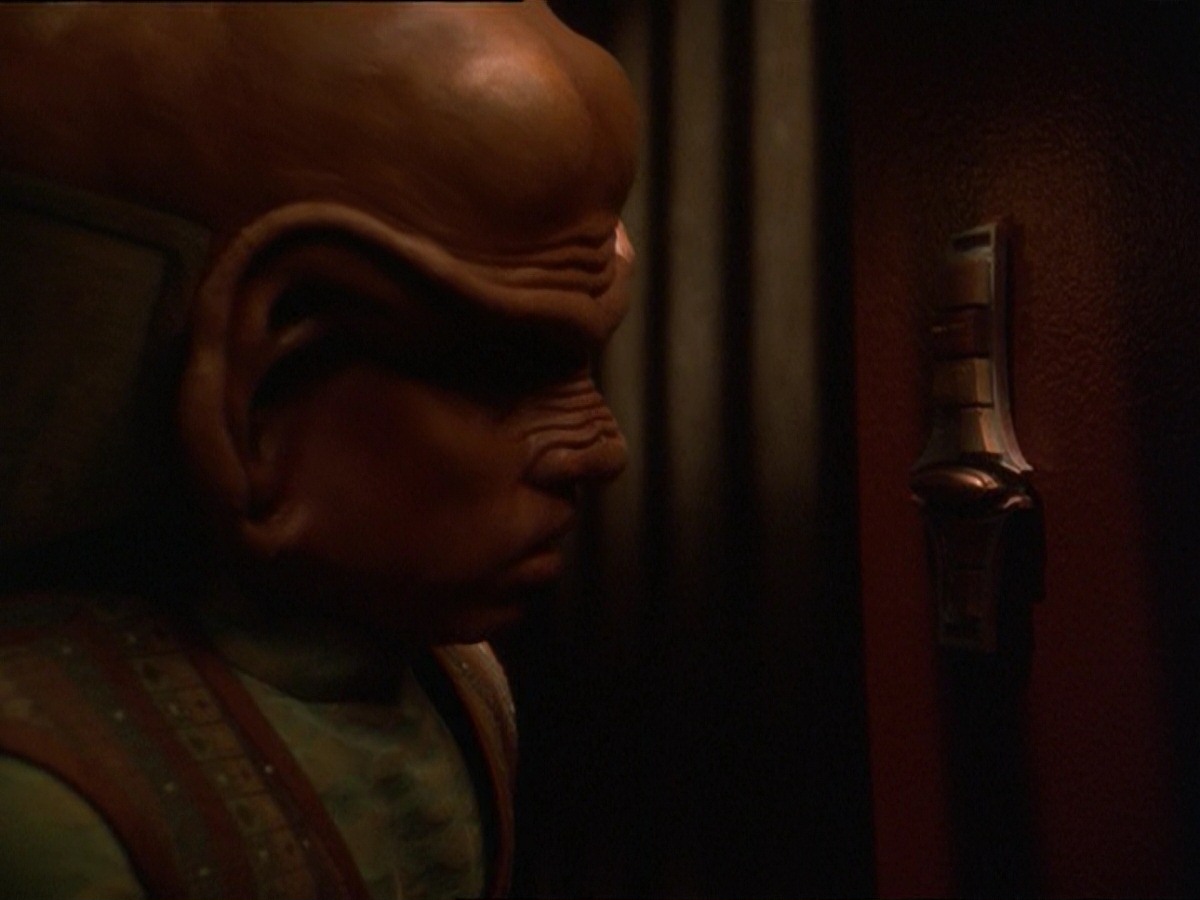 extant_StarTrek_DS9_7x10-ItsOnlyAPaperMoon_0915.jpg