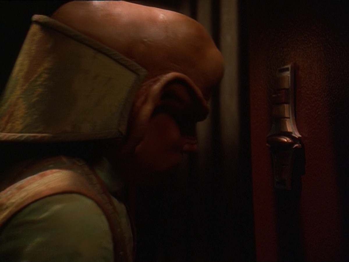 extant_StarTrek_DS9_7x10-ItsOnlyAPaperMoon_0917.jpg