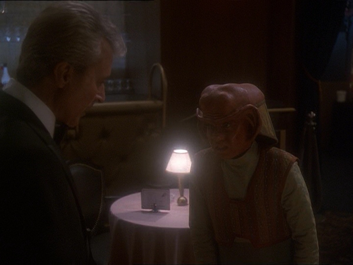 extant_StarTrek_DS9_7x10-ItsOnlyAPaperMoon_0954.jpg