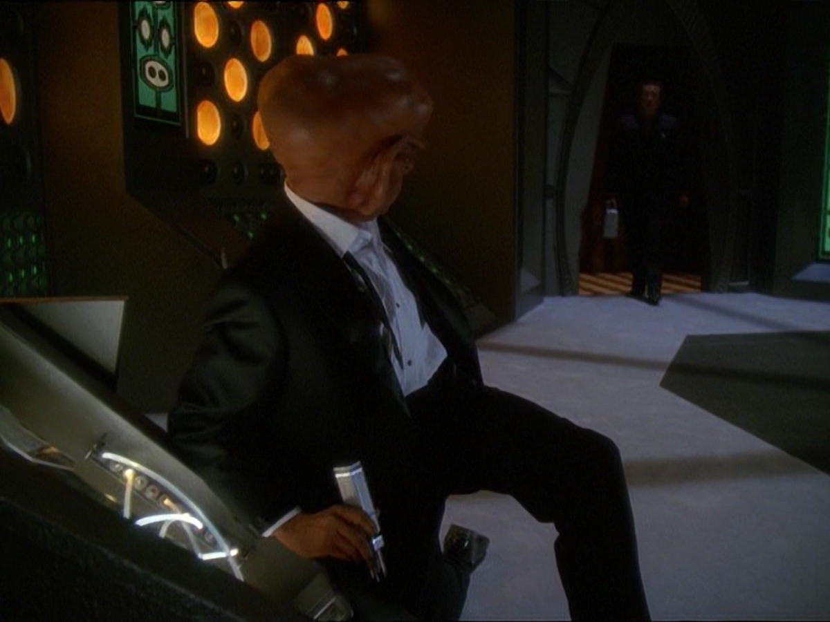 extant_StarTrek_DS9_7x10-ItsOnlyAPaperMoon_3132.jpg