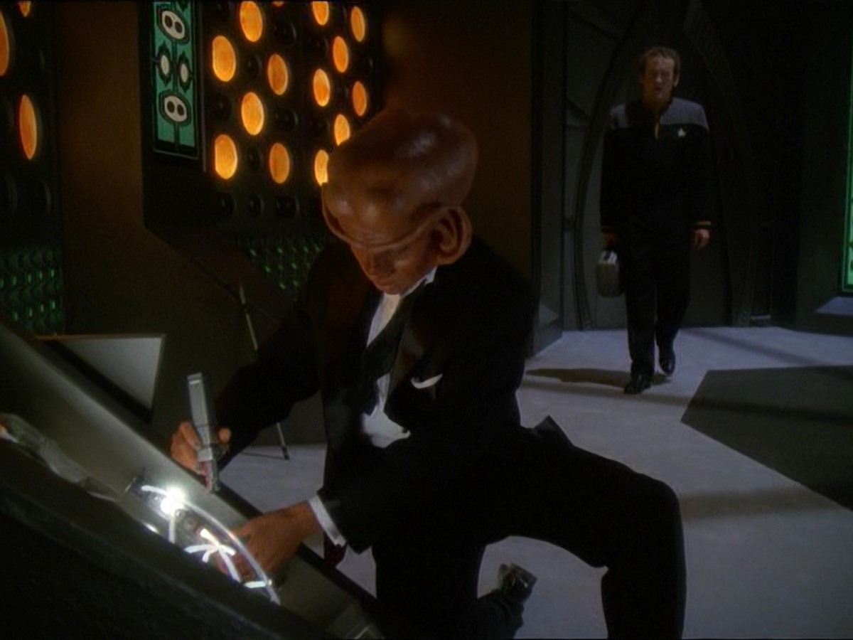 extant_StarTrek_DS9_7x10-ItsOnlyAPaperMoon_3135.jpg