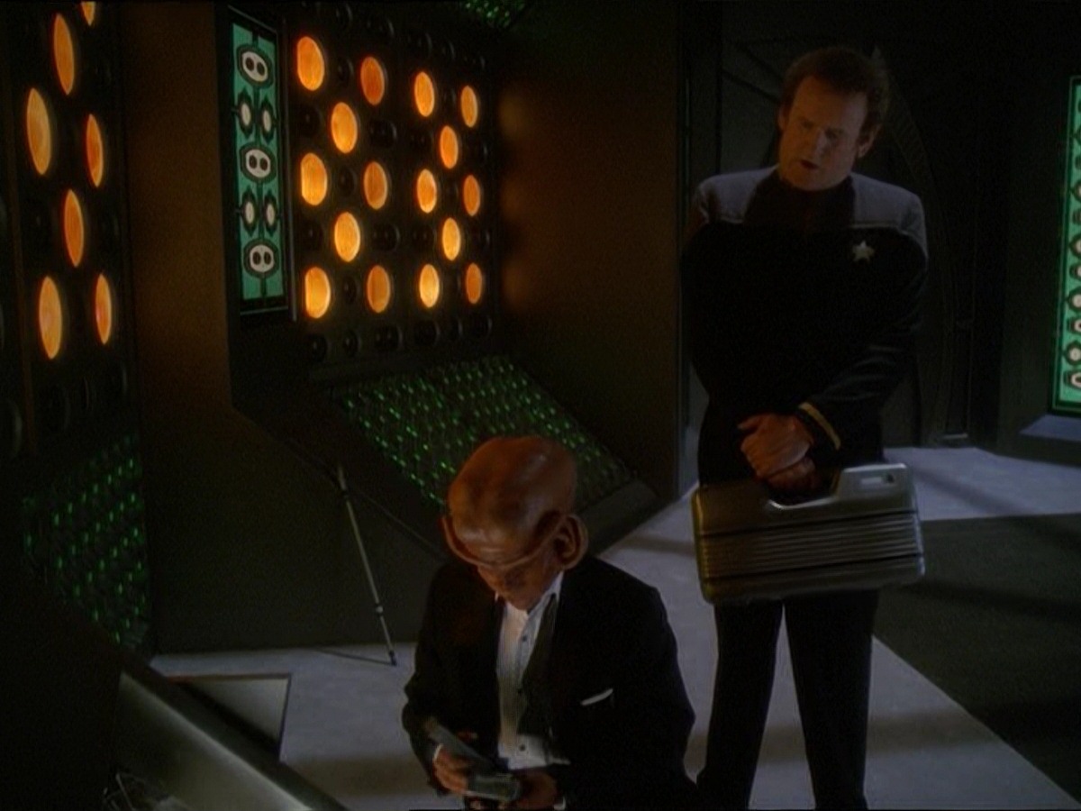 extant_StarTrek_DS9_7x10-ItsOnlyAPaperMoon_3141.jpg