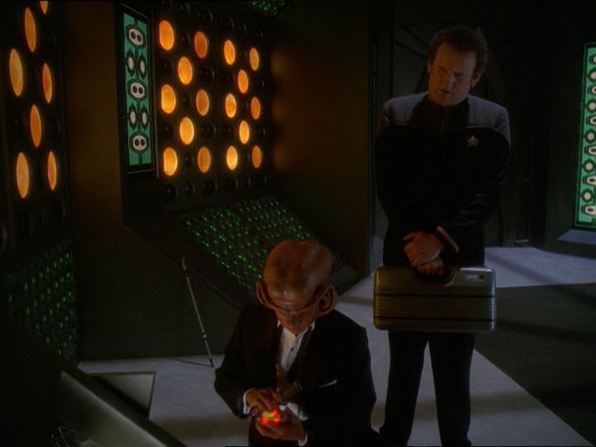 extant_StarTrek_DS9_7x10-ItsOnlyAPaperMoon_3145.jpg