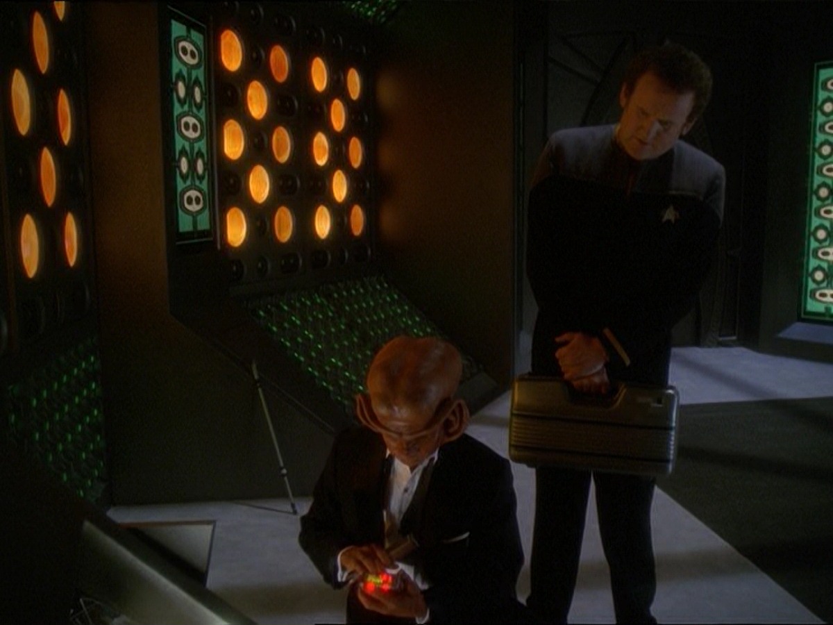 extant_StarTrek_DS9_7x10-ItsOnlyAPaperMoon_3148.jpg