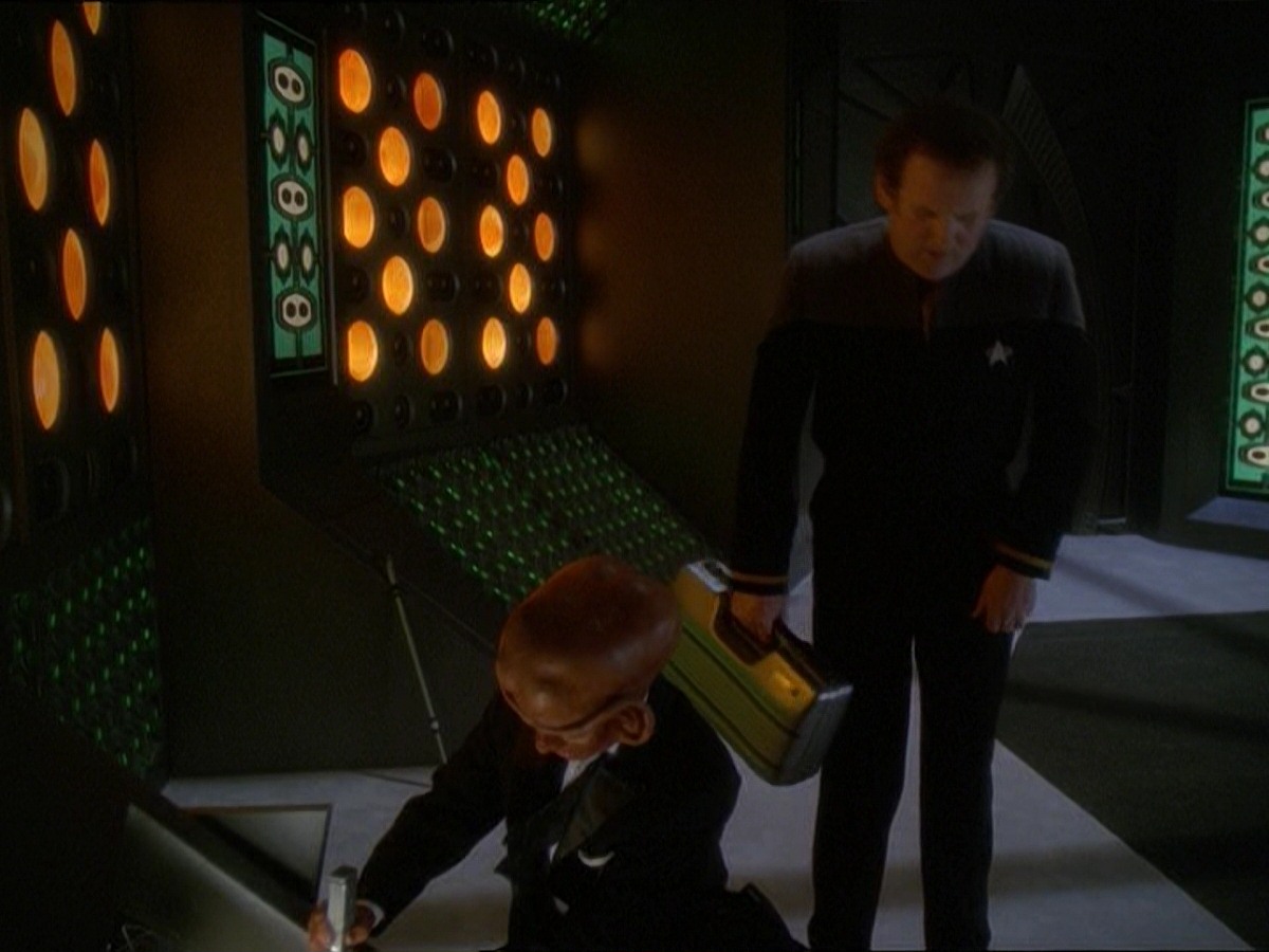 extant_StarTrek_DS9_7x10-ItsOnlyAPaperMoon_3160.jpg